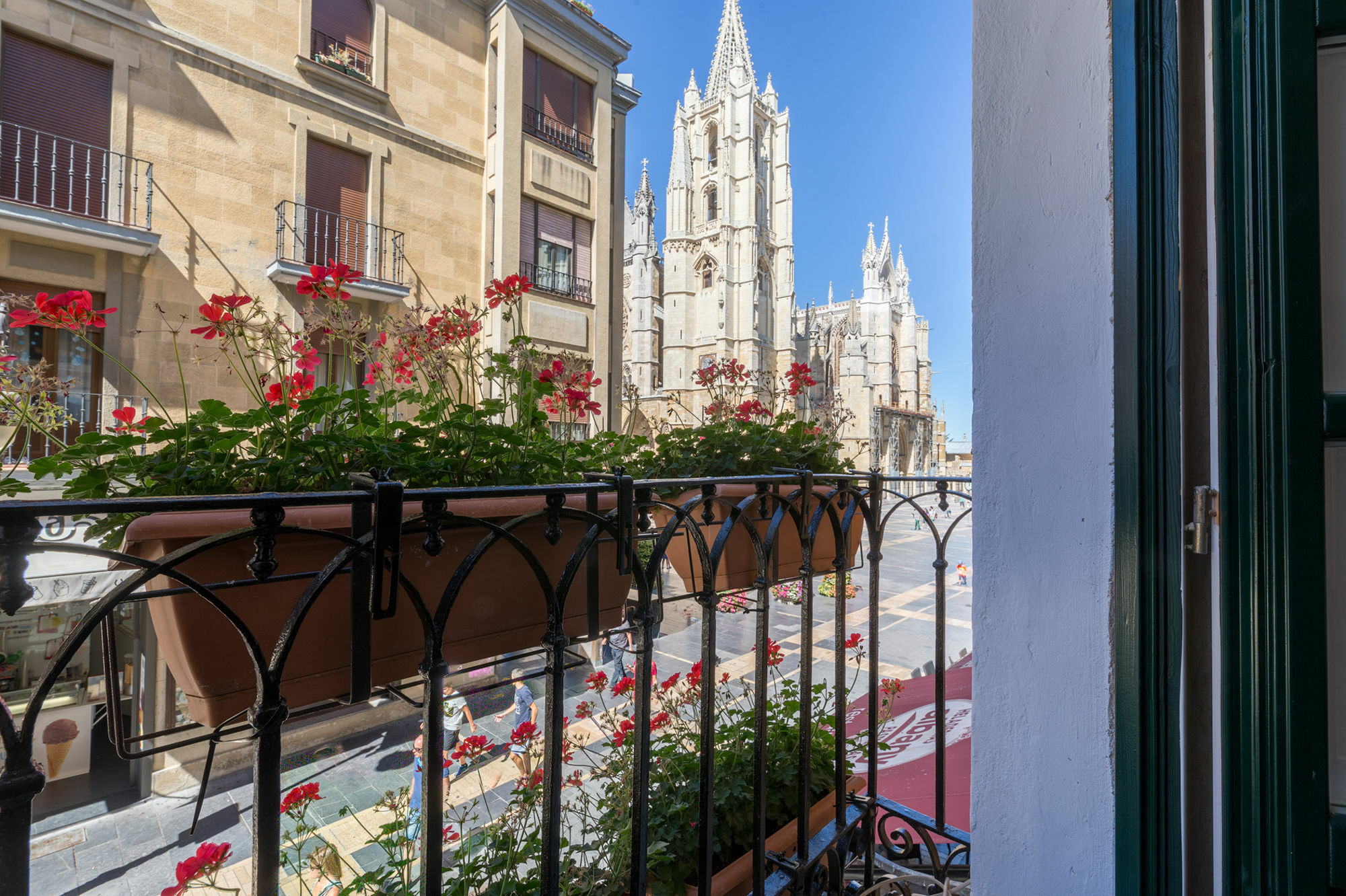 Hotel Albany Ancha León Exterior foto View of the cathedral from the hotel